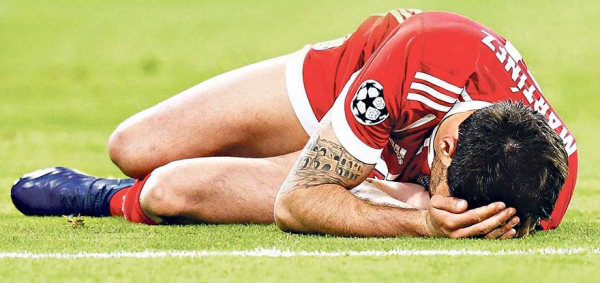 Javi Mart&iacute;nez, defensa espa&ntilde;ol del Bayern M&uacute;nich, tambi&eacute;n sali&oacute; lesionado del partido ante el Real Madrid, en la semifinal de ida de la Champions League.