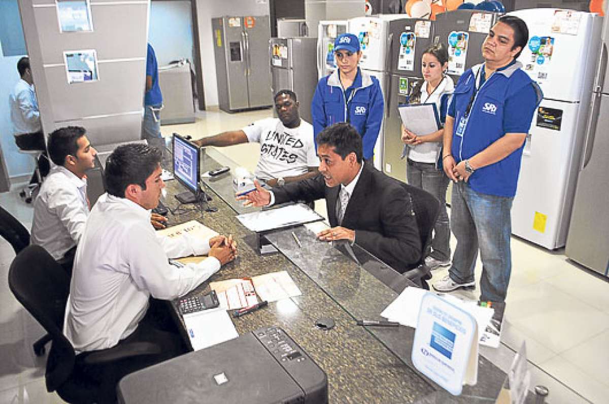 Funcionarios del Servicio de Rentas Internas trabajaron en varios sectores de Machala. Foto: Fabricio Cruz│El Tel&eacute;grafo