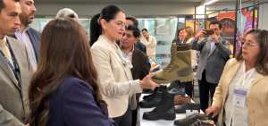 La ministra Eva Garc&iacute;a recorri&oacute; stands de productores de calzado en Tungurahua.
