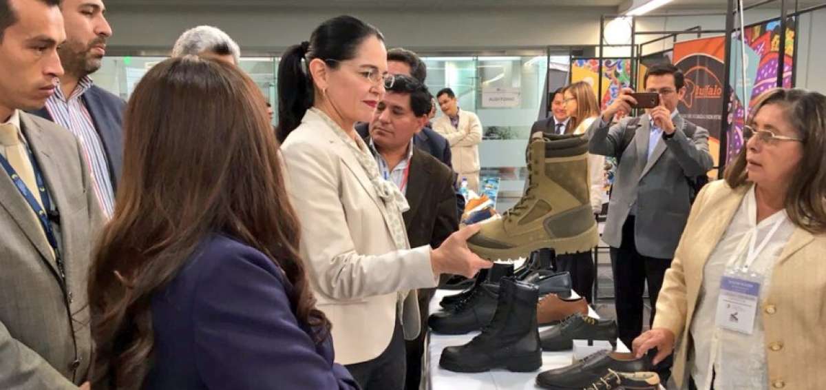 La ministra Eva Garc&iacute;a recorri&oacute; stands de productores de calzado en Tungurahua.