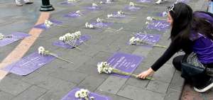 Los familiares y amigos de las v&iacute;ctimas de violencia contra la mujer, rindieron homenaje y dejaron flores en las placas de sus seres queridos.