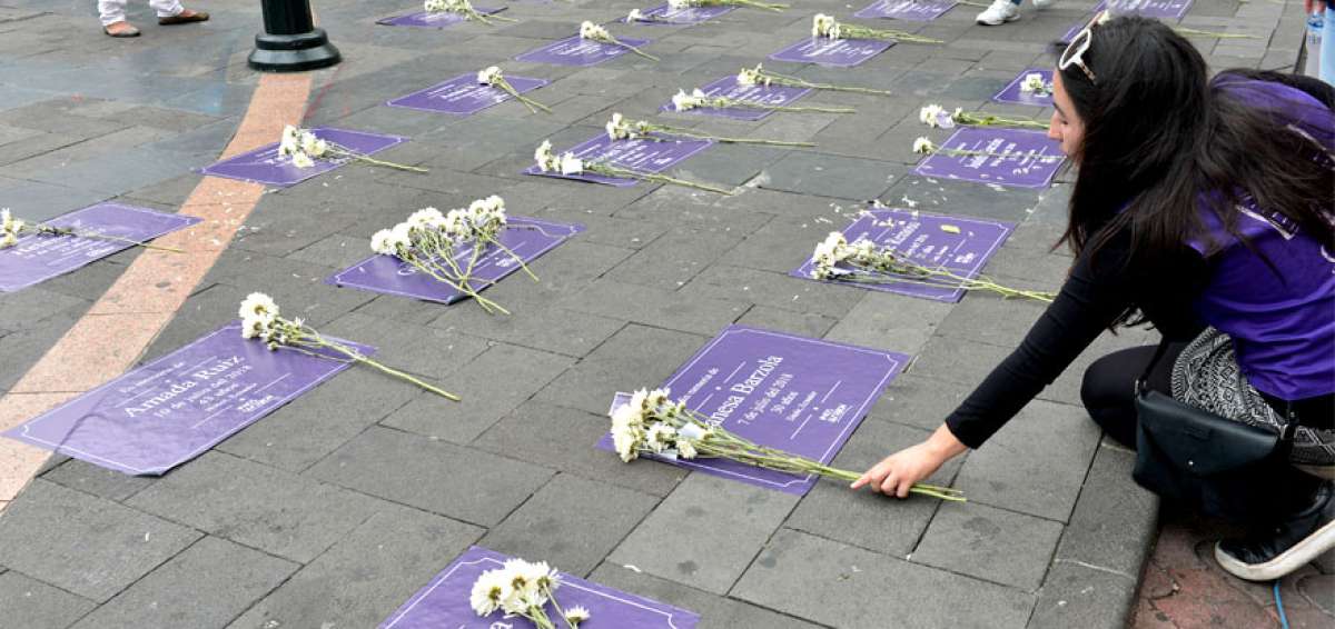 Los familiares y amigos de las v&iacute;ctimas de violencia contra la mujer, rindieron homenaje y dejaron flores en las placas de sus seres queridos.