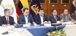 El presidente de la Asamblea, C&eacute;sar Litardo (c), ratifica su compromiso de trabajar con AME, a favor de las alcald&iacute;as
