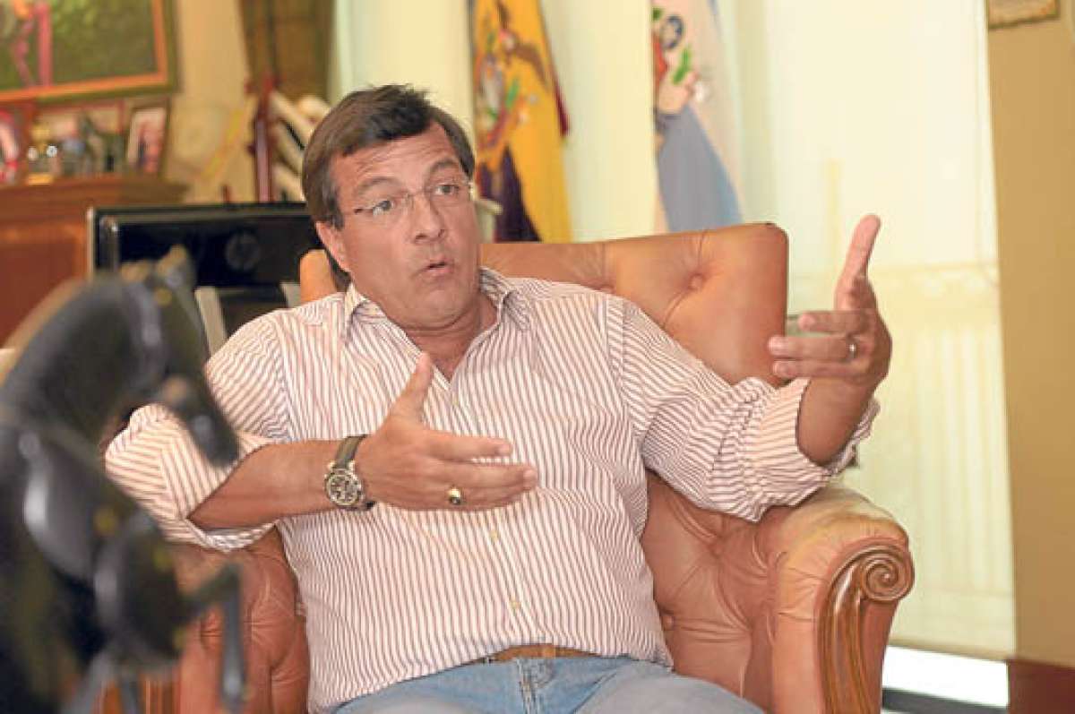 Jimmy Jairala, Licenciado en Comunicaci&oacute;n Social. Experiencia: Fue candidato a alcalde de Guayaquil, diputado por Guayas y prefecto de la provincia desde 2009. En las elecciones pasadas gan&oacute; la reelecci&oacute;n con m&aacute;s de un mill&oacute;n de votos.