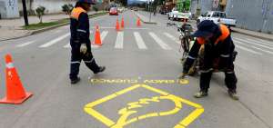 Las intersecciones de mayor peligrosidad tienen pintada un ala. Con este detalle se trata de prevenir accidentes de tr&aacute;nsito en la ciudad de Cuenca.