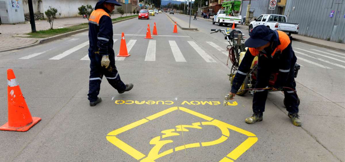 Las intersecciones de mayor peligrosidad tienen pintada un ala. Con este detalle se trata de prevenir accidentes de tr&aacute;nsito en la ciudad de Cuenca.