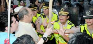 En Guayaquil, los manifestantes intentaron romper el cerco policial el pasado jueves.