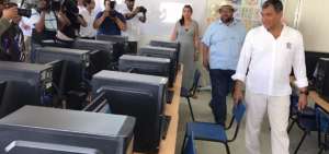 El presidente Rafael Correa recorri&oacute; la UE SigloXXI "Jos&eacute; Alejandro Berm&uacute;dez Far&iacute;as" en el cant&oacute;n Rocafuerte. 