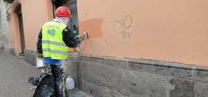 El retiro de un grafiti en piedra es m&aacute;s laborioso; se lo realiza con agua, cepillo pl&aacute;stico, jab&oacute;n neutro y si es necesario, removedor.