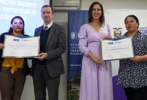 Becas para dos diplomados se entregaron a docentes en Quito.