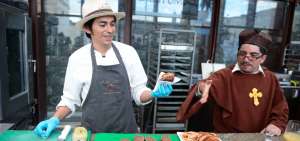 El Chef Pa&uacute;l Llerena (izq), junto al padre Prudencio, en la culminaci&oacute;n del recorrido en la panader&iacute;a cafeter&iacute;a Crustum 2850. 