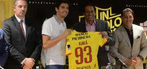 Jos&eacute; Francisco Cevallos (der.) le entrega a Kak&aacute; la camiseta que lucir&aacute; hoy en la Noche Amarilla.