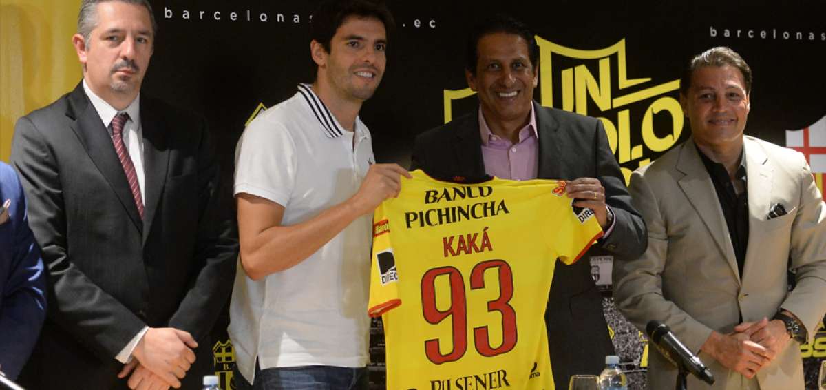 Jos&eacute; Francisco Cevallos (der.) le entrega a Kak&aacute; la camiseta que lucir&aacute; hoy en la Noche Amarilla.