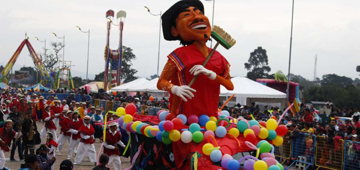 &ldquo;El Corso de Flores y Serpentinas&rdquo; es el principal atractivo en el carnaval de Amagua&ntilde;a. Participan bandas de pueblos y carros aleg&oacute;ricos.