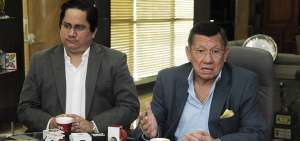 Mario Tamayo (izq.), miembro de la Comisi&oacute;n Jur&iacute;dica y vocal del directorio de la Ecuaf&uacute;tbol, junto al presidente de la entidad, Carlos Villac&iacute;s.