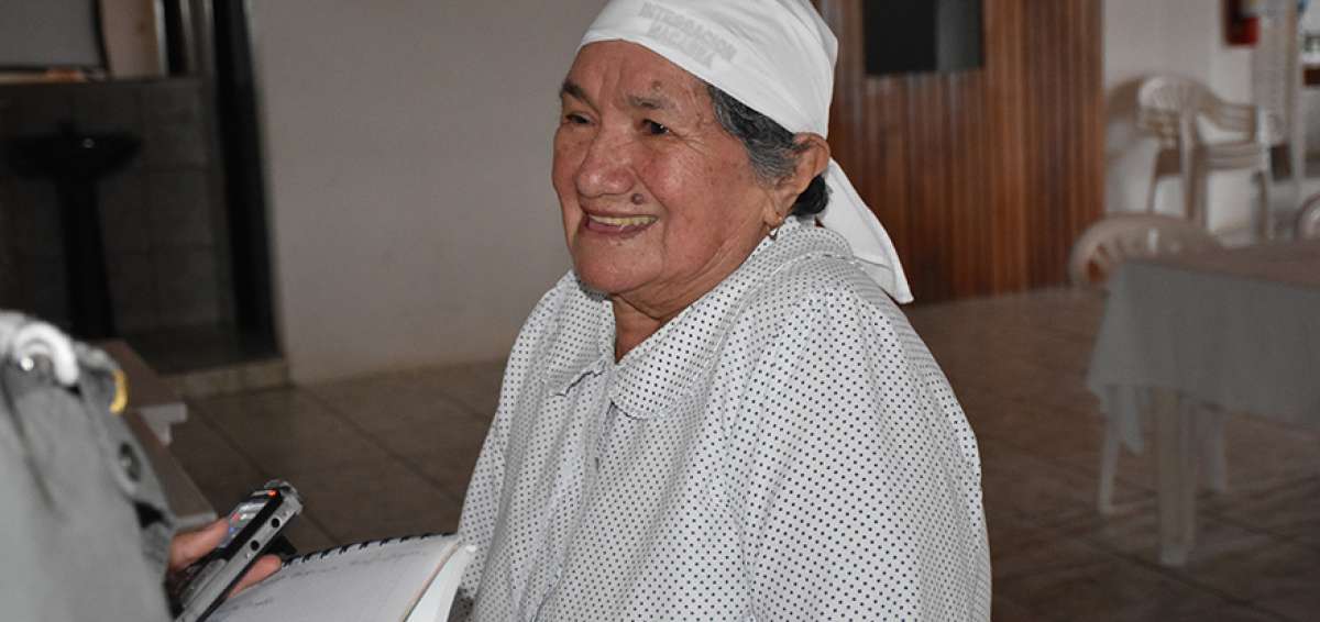 Carlotita conquista a los turistas con sus platillos macabeos