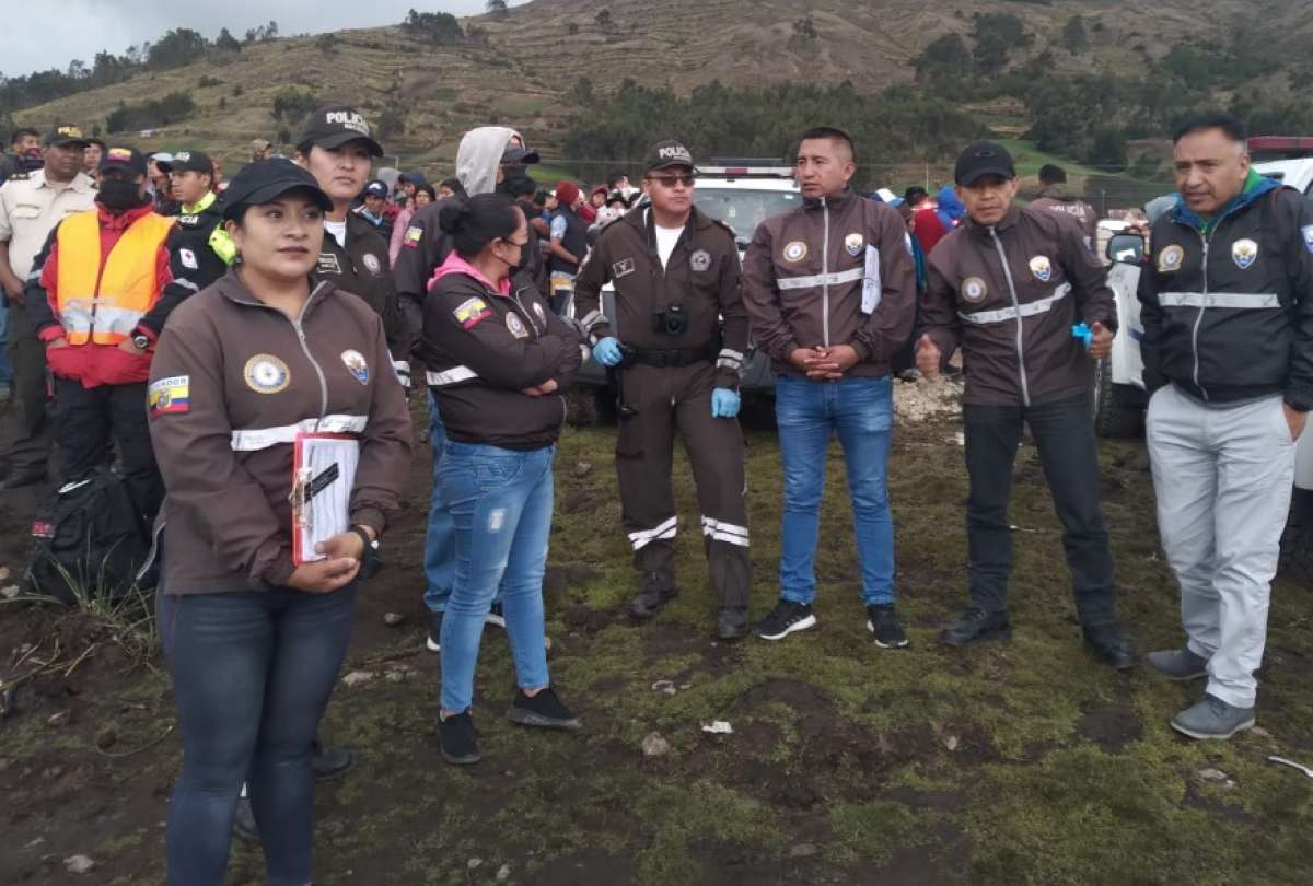 La Policía Nacional coordinó el rescate de los pasajeros afectados en Colta. 