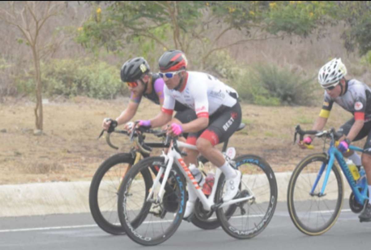 Ciclistas que viajan a Juegos Bolivarianos se movilizaron en bicicleta por el paro