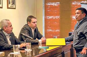 Camilo Valdivieso (izq.), intendente de Compa&ntilde;&iacute;as de Quito, escucha a William Aguagui&ntilde;a (der.), abogado de los afectados de Uni&oacute;n Constructora. Foto: Andres Darquea.