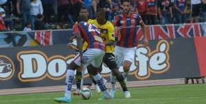 Tito Valencia disputa el bal&oacute;n contra los jugadores del Quito. Foto tomada de Andes