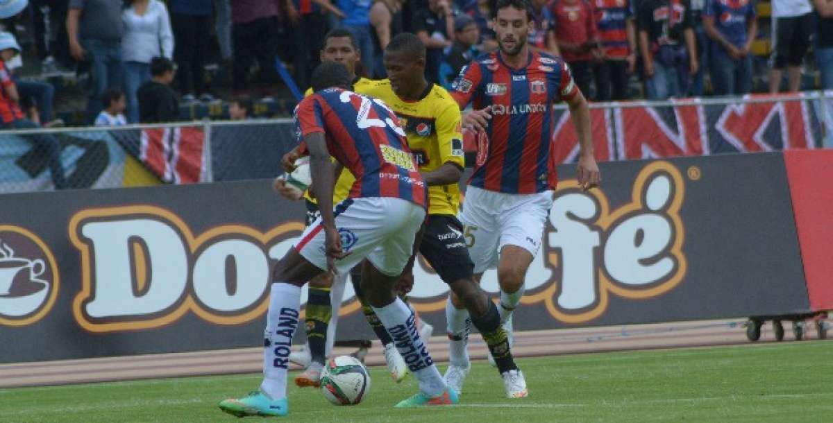 Tito Valencia disputa el bal&oacute;n contra los jugadores del Quito. Foto tomada de Andes