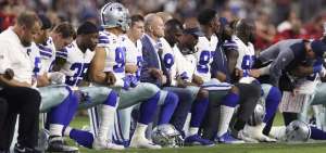 M&aacute;s de 150 jugadores de la NFL, en su mayor&iacute;a afroamericanos, se arrodillaron o sentaron durante la interpretaci&oacute;n del himno nacional de Estados Unidos. 