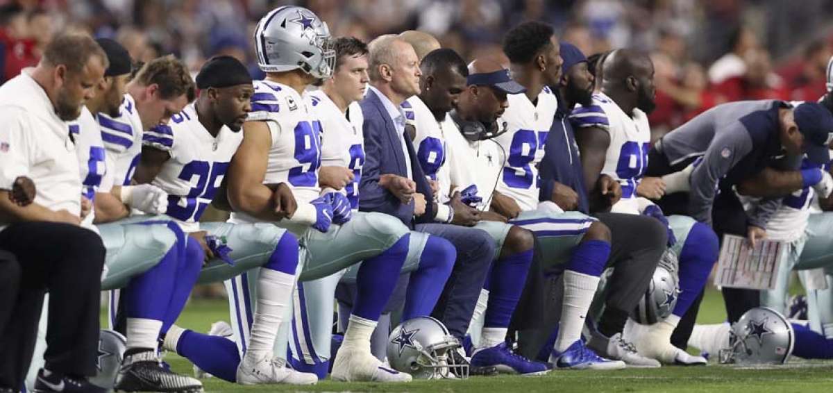 M&aacute;s de 150 jugadores de la NFL, en su mayor&iacute;a afroamericanos, se arrodillaron o sentaron durante la interpretaci&oacute;n del himno nacional de Estados Unidos. 