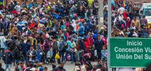 Migrantes venezolanos concentrados en la frontera norte para ingresar a Ecuador.
