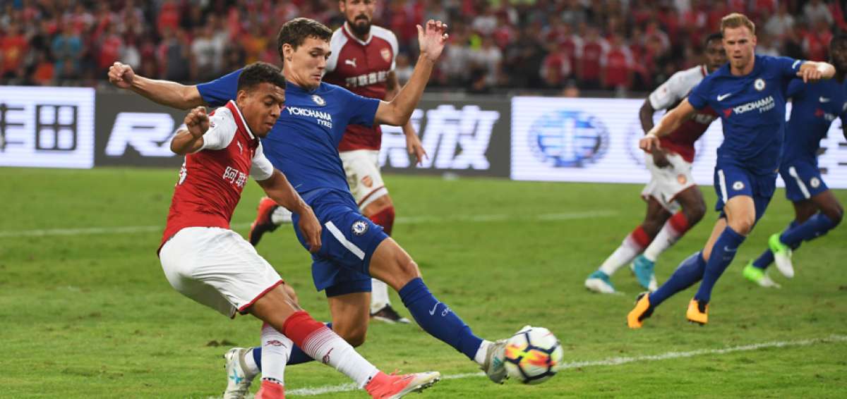 Donyell Malen, del Arsenal, disputa la pelota con Andreas Christensen, del Chelsea, en Beijing.   