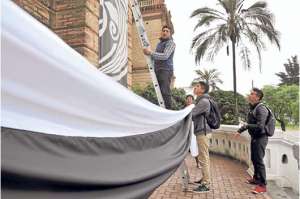 Ayer los alumnos y profesores colocaban banderas en la instituci&oacute;n para recibir hoy a los estudiantes, exalumnos e invitados especiales por los 150 a&ntilde;os de creaci&oacute;n del establecimiento. Foto: Jos&eacute; Luis LLivisaca |  El Tel&eacute;grafo