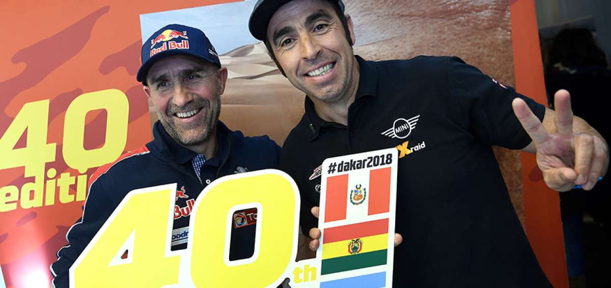 &rarr;El piloto St&eacute;phane Peterhansel (izq.), que tiene el r&eacute;cord de victorias en el Dakar (13) y que gan&oacute; las dos &uacute;ltimas ediciones particip&oacute; en la presentaci&oacute;n.