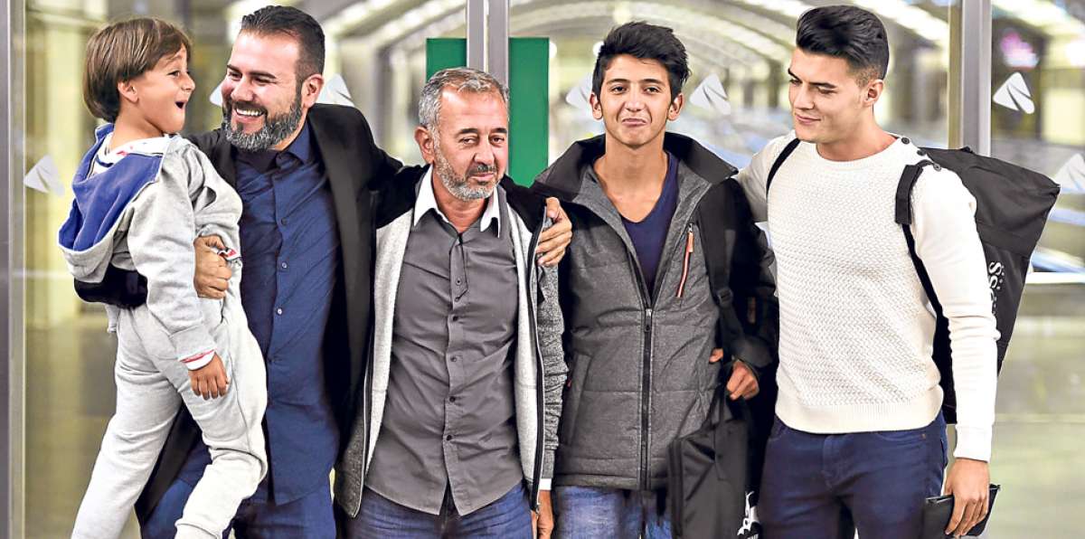 Osama Abdul Mohsen, lleg&oacute; a Espa&ntilde;a junto a sus dos hijos y fue recibido por autoridades del Getafe. Foto: AFP
