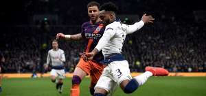 El defensa del Tottenham, Danny Rose (3), controla el bal&oacute;n ante la marca de un jugador del Manchester City, por los cuartos de final de la Champions.