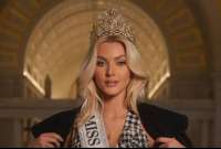 Durante una visita oficial, la Miss Universo 2024  Victoria Kjærrompió el protocolo para abrazar a una mujer que lloraba al verla. 