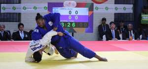 El judoca ecuatoriano Freddy Figueroa (azul) somete al argentino H&eacute;ctor Campos, en su &uacute;ltimo combate de los Juegos Suramericanos. El &ldquo;tricolor&rdquo; cay&oacute; en su primera pelea y luego de disputar tres m&aacute;s, forz&oacute; la definici&oacute;n de la medalla en un desempate.