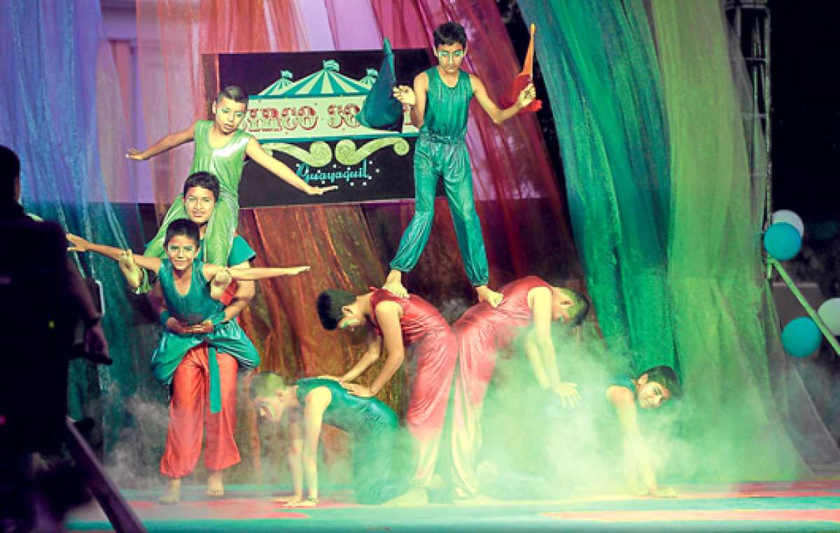 En el escenario montado en la Plaza Col&oacute;n, los ni&ntilde;os y j&oacute;venes mostraron sus habilidades en acrobacia y baile. Foto: Karly Torres / El Tel&eacute;grafo