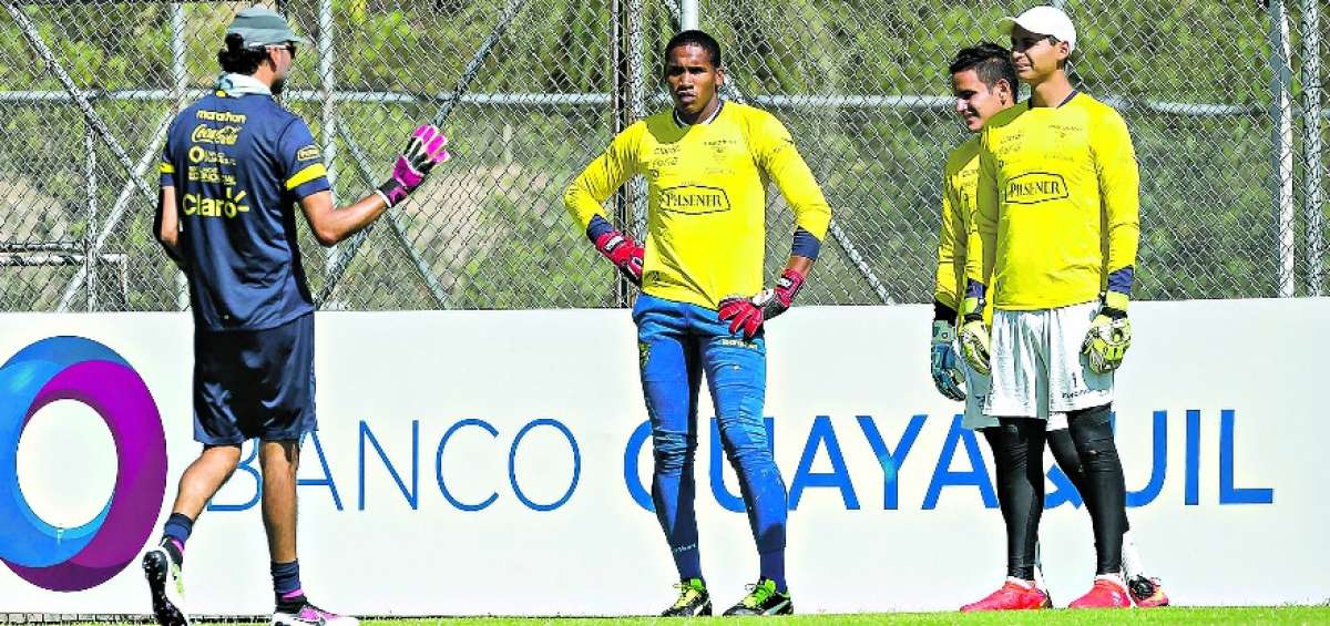 Los goleros de la Sub-20, Jos&eacute; Gabriel Cevallos (der.), Giancarlos Terreros y Omar Carabal&iacute; en una pr&aacute;ctica. 