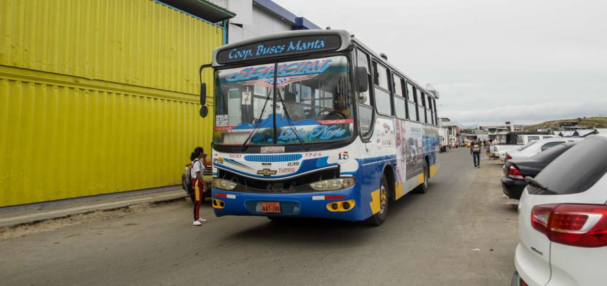 Los  buses tendr&aacute;n como nueva ruta en sus recorridos  la v&iacute;a que est&aacute; entre los contenedores y los m&oacute;dulos de la Zona Comercial.    