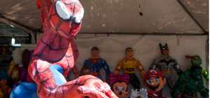 Monigotes a la venta en los alrededores del parque La Carolina.