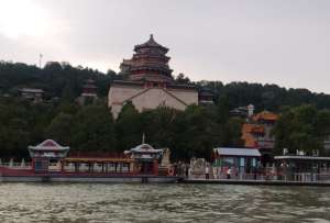 El Palacio de Verano es uno de los lugares imprescindibles en Beijing; atardecer allí es presenciar cómo la historia, el agua y el cielo se funden en una sola postal.