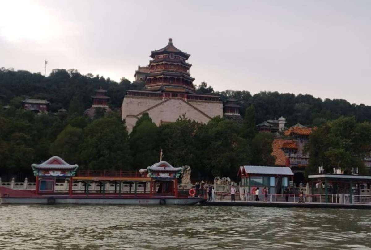 El Palacio de Verano es uno de los lugares imprescindibles en Beijing; atardecer allí es presenciar cómo la historia, el agua y el cielo se funden en una sola postal.