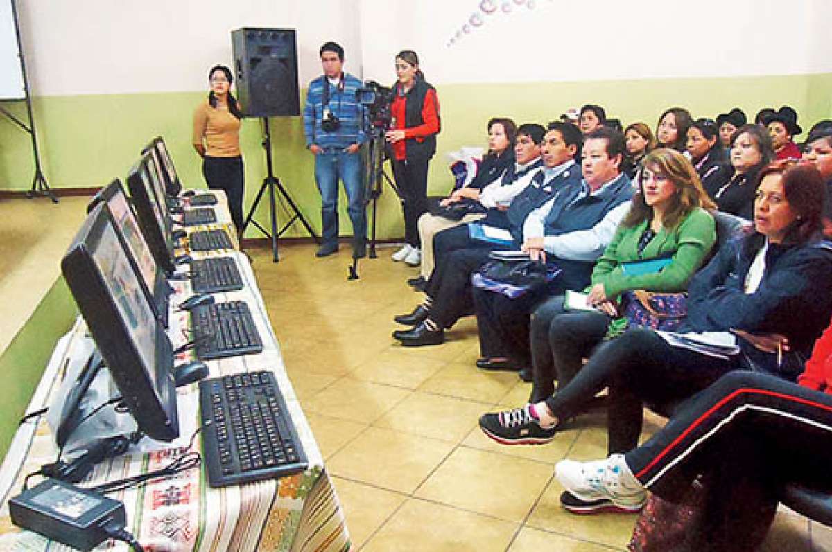 Los involucrados en este plan tecnol&oacute;gico, que pretende manejar informaci&oacute;n sobre los infantes, deber&aacute;n aprender a llenar datos diarios. Foto: Elizabeth Maggi.
