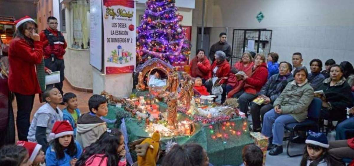 En la antigua estaci&oacute;n de bomberos de Quito, los vecinos de La Loma Grande rezaron la novena en grupos. Esta tradici&oacute;n se recuper&oacute; hace un a&ntilde;o y medio en este barrio del Centro Hist&oacute;rico de la capital.