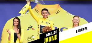 El colombiano Egan Bernal (c.) tras recibir el maillot amarillo que lo distingue como el l&iacute;der absoluto del Tour de Francia cuando faltan 2 etapas.
