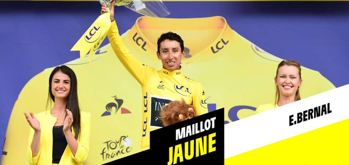 El colombiano Egan Bernal (c.) tras recibir el maillot amarillo que lo distingue como el l&iacute;der absoluto del Tour de Francia cuando faltan 2 etapas.