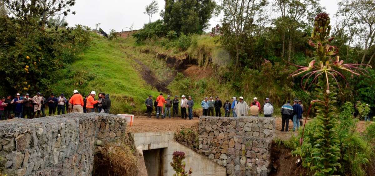 En la quebrada Ermita, en la parroquia Piartal del cant&oacute;n Mont&uacute;far, se construy&oacute; un puente, alcantarillas y 2 muros de gaviones.