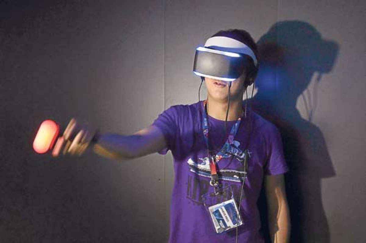 Un jugador ensaya una c&aacute;mara Sony PlayStation para jugar sobre el Project Morpheus durante la feria E3 (Electr&oacute;nica y entretenimiento) de esta semana. Foto: EFE