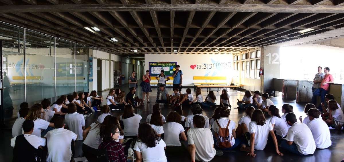 Los estudiantes de la Universidad del Estado de R&iacute;o de Janeiro se organizan para recibir clases en la calle. 