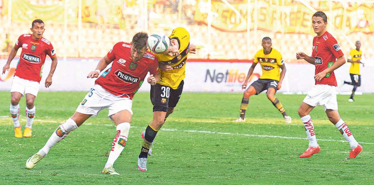 Brahian Alem&aacute;n (30) intenta definir de cabeza, pero la defensa cuencana estuvo ordenada y segura. Foto: Eduardo Escobar / El Tel&eacute;grafo