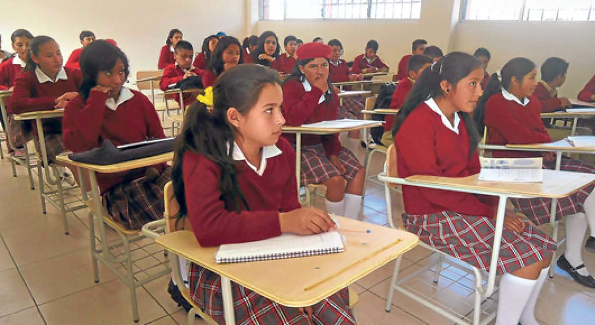 La ceniza que ingres&oacute; a las aulas fue recogida por los estudiantes y docentes para poder cumplir con las tareas acad&eacute;micas diarias, sin contratiempos. Foto: Elizabeth Maggi / para El Tel&eacute;grafo